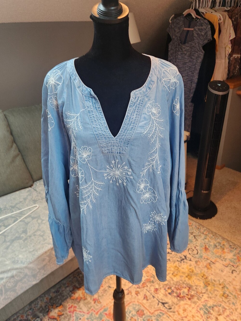 FDJ Blue Chambray Floral Embroidered V-Neck Peasant Top XL Slight Sparkles Boho - Picture 9 of 9